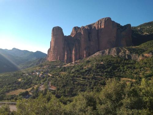 - une vue sur un canyon avec une montagne en arrière-plan dans l'établissement El Desván del Campanero, à Murillo de Gállego