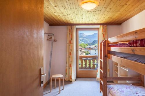 卡頓巴赫的住宿－Ferienwohnung Oberangerhof，一间卧室设有两张双层床和一扇窗户。