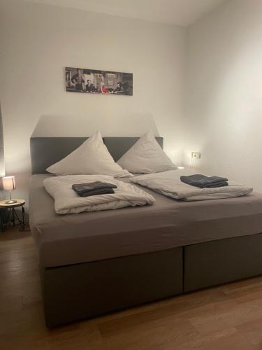 a bed with two towels on top of it at Residenz am Kurpark - Ferienwohnungen in zentraler Lage I Privatparkplatz in Bad Rothenfelde
