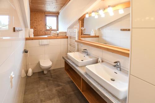 ein Bad mit einem Waschbecken und einem WC in der Unterkunft Strickhof in Schladming