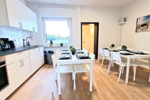 Кухня или мини-кухня в Modern 6-Bedroom Apartment with Rooftop Terrace, free Wi-Fi and Parking- MND01
