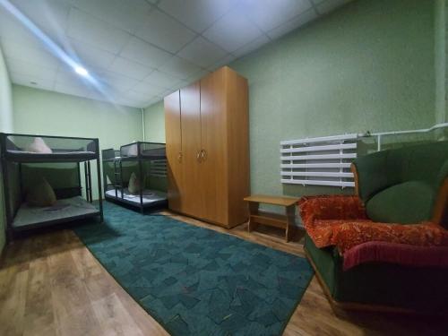 мини-отель "Алатау" في بافلودار: غرفة معيشة مع أريكة ومدفأة