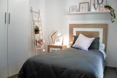 Cama o camas de una habitación en SANTA MARÍA APARTMENT Precioso apartamento en el centro de Granada - Parking gratuito