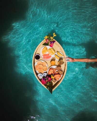 een persoon in een houten boot in het water bij Valley Village Phu Quoc in Phu Quoc