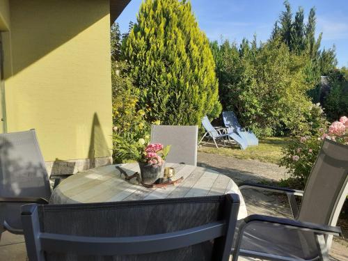 a table with a potted plant on a patio at Ferienbungalow Haus Rolf _ Objekt in Papendorf