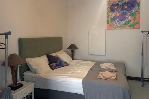 um quarto com uma cama e um quadro na parede em Casa VivaQi Tenerife em Granadilla de Abona