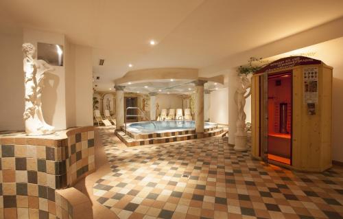 a large bathroom with a jacuzzi tub in a room at Hotel & Appartements Alpenresidenz Viktoria in Neustift im Stubaital