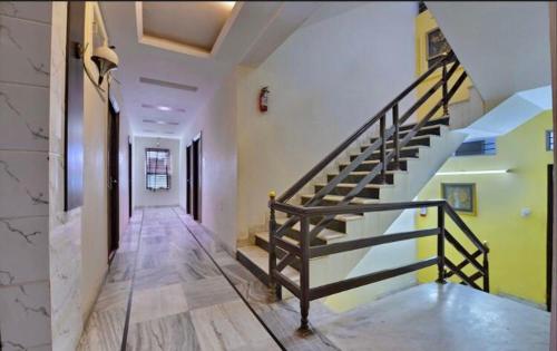 un couloir avec un escalier dans une maison dans l'établissement Hotel aroma classic, à Jaipur
