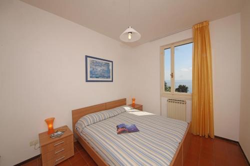 a small bedroom with a bed and a window at Appartamenti Pratone in Garda