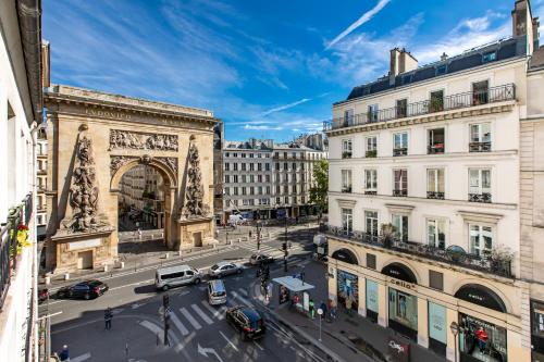 une vue aérienne sur une rue d'une ville avec des bâtiments dans l'établissement Sweett - Grands Boulevards, à Paris
