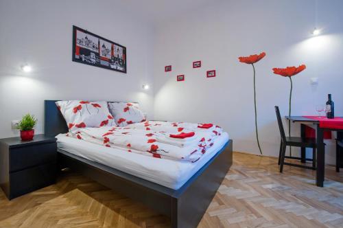 ブダペストにあるPARKING, AC, WIFI FLAT NEXT TO ANDRASSY Aveのベッドルーム1室(ベッド1台、デスク、テーブル付)