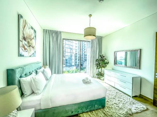 Postel nebo postele na pokoji v ubytování STAY BY LATINEM Luxury 1BR Holiday Home G2-2324 near Burj Khalifa