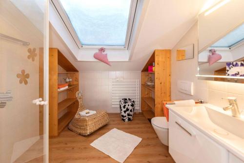 łazienka z umywalką i oknem dachowym w obiekcie Ferienwohnungen Fam Michael Neumaier w mieście Reit im Winkl