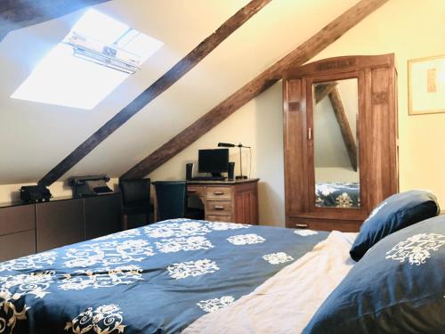 1 dormitorio con cama azul y espejo en Suite Sommeiller Comfort in centro en Turín