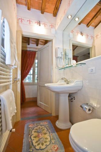 a bathroom with a sink and a toilet at Villa Barberino in Meleto