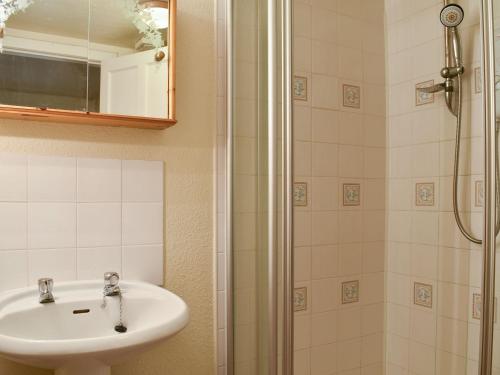 een badkamer met een wastafel en een douche bij Burnmouth in Balnaboth