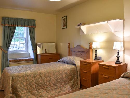 ein Hotelzimmer mit 2 Betten und einem Spiegel in der Unterkunft Burnmouth in Balnaboth