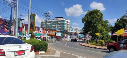 チェンマイにあるChiangmai residenceの路上駐車の街道