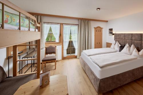 維爾德科格爾山麓布蘭貝格的住宿－Habachklause Familien Bauernhof Resort，一间卧室设有双层床和楼梯。