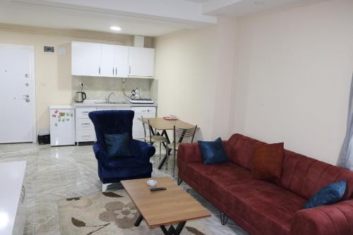ein Wohnzimmer mit einem Sofa und einem Tisch in der Unterkunft Carpe Diem Suit in Kırac
