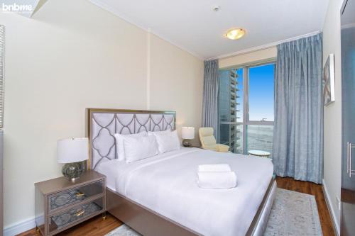 Postel nebo postele na pokoji v ubytování bnbmehomes - Experience Luxurious Sky High Marina Living - 4408