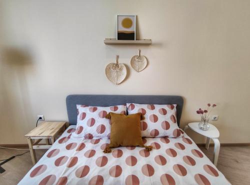 - une chambre avec un lit aux points polka roses et blancs dans l'établissement By The Cathedral, 1 bed flat, à Varna