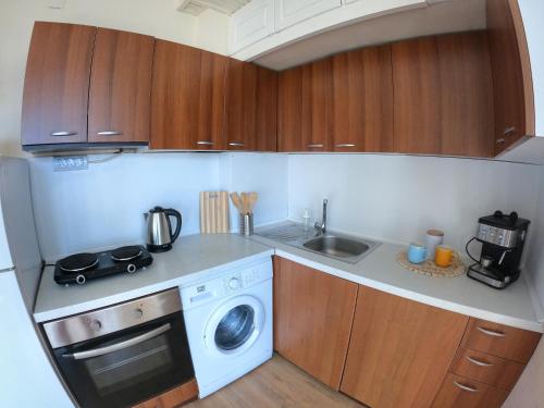 Cuisine ou kitchenette dans l'établissement By The Cathedral, 1 bed flat