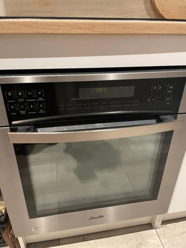 d'un four micro-ondes installé à l'intérieur d'une armoire dans l'établissement I Love you Berry Berry Much!, à Nice