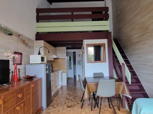 une cuisine avec une table à manger et un escalier dans l'établissement Appartement T3 avec Mezzanine, 6 couchages, piscine, parking, animaux acceptés - Argelès-sur-Mer - FR-1-388-83, à Argelès-sur-Mer