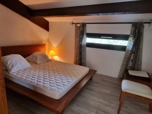 une chambre avec un grand lit et une fenêtre dans l'établissement Appartement T3 avec Mezzanine, 6 couchages, piscine, parking, animaux acceptés - Argelès-sur-Mer - FR-1-388-83, à Argelès-sur-Mer