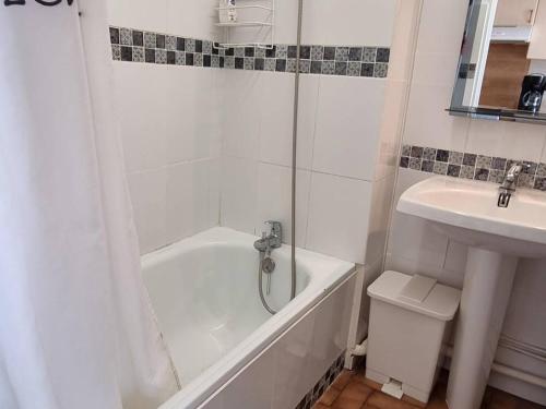 une salle de bain blanche avec une baignoire et un lavabo dans l'établissement Appartement T3 avec Mezzanine, 6 couchages, piscine, parking, animaux acceptés - Argelès-sur-Mer - FR-1-388-83, à Argelès-sur-Mer