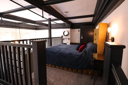 um quarto com uma cama numa varanda em The Vault - boutique apartment in the centre of King's Lynn em King's Lynn