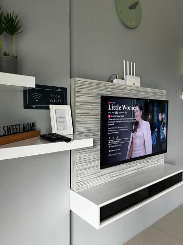 TV a/nebo společenská místnost v ubytování Casahome by Irdina Meru- 8pax -10pax