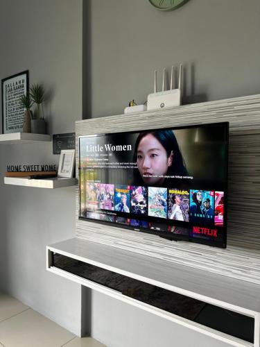 telewizor z płaskim ekranem siedzący na ścianie w obiekcie Casahome by Irdina Meru- 8pax -10pax w mieście Ipoh