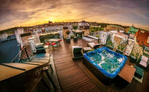 einem Whirlpool auf dem Deck eines Kreuzfahrtschiffs in der Unterkunft Triplex Kings Apartment in Old Town in Prag