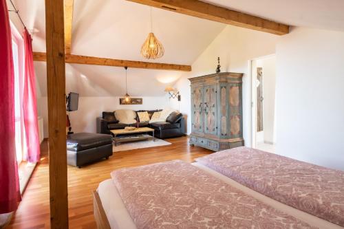 ein Schlafzimmer mit einem Bett und ein Wohnzimmer in der Unterkunft Ferienwohnung Zur Wache in Samerberg