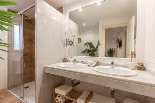 a bathroom with two sinks and a shower at El Almirez in Granada