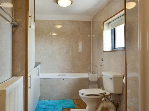 ein Badezimmer mit einem WC und einer Badewanne in der Unterkunft Mountain View-uk11825 in Llandefaelogfâch