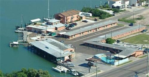 un porto con un porto turistico con barche in acqua di White Sands Inn, Marina, Bar & Grill a Port Isabel