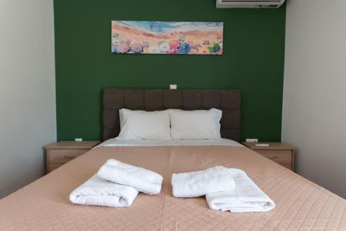 - une chambre avec un lit et 2 serviettes dans l'établissement Sea view apartment in Alimos region (D4), à Athènes