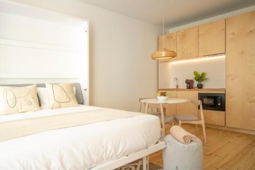 - une chambre avec un grand lit et une table dans l'établissement Casa do Correio @ Casas do Pátio (1), à Coimbra