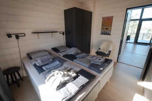 - un chat dormant sur un lit dans une chambre dans l'établissement Norlight Cottages Ivalo - Tuli, à Ivalo