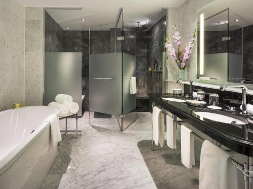 Salle de bains dans l'établissement Breidenbacher Hof, Best Grandhotel 2025 - Die 101 Besten