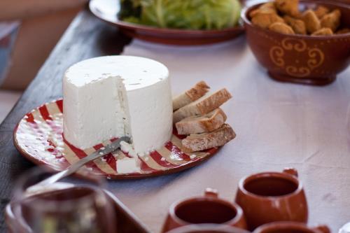 a white cake on a table with a plate of food at Monte Do Areeiro in Coruche
