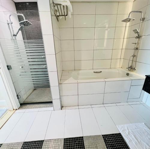 Ein Badezimmer in der Unterkunft Damac Al Jawharah Apartment