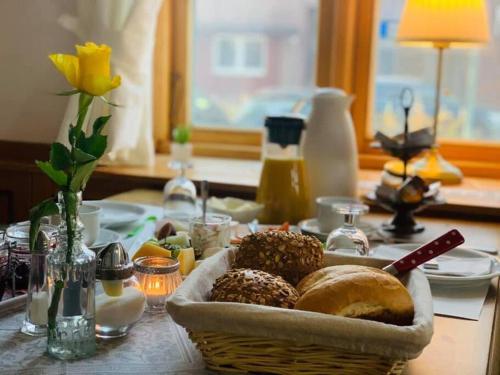een tafel met een mand brood op een tafel bij Ferienwohnung Till Eulenspiegel in Schöppenstedt