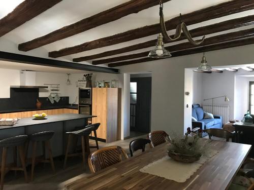 Il dispose d'une cuisine et d'un salon avec une table et des chaises en bois. dans l'établissement CASA EGIPCIA Preciosa casa centenaria en el Camino de Santiago, à Torres del Río