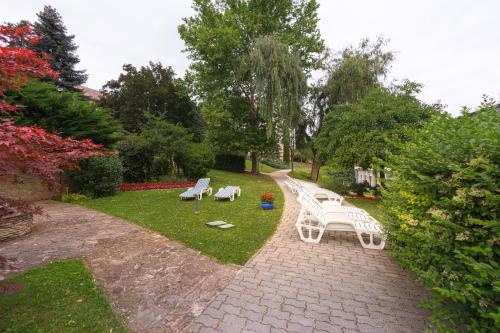 Un jardín fuera de Spa Residence Carbona Great Time Apartman