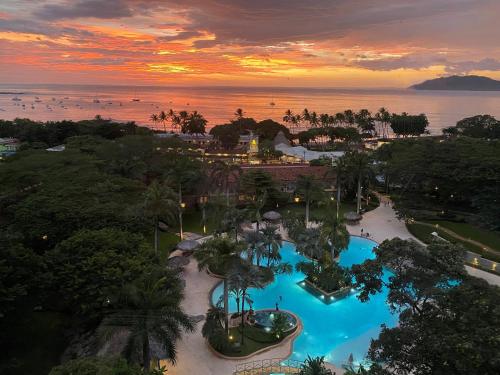 einen Luftblick auf ein Resort mit einem Pool in der Unterkunft Hotel Tamarindo Diria Beach Resort in Tamarindo