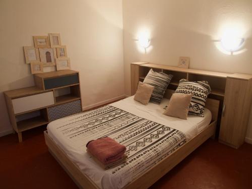 a bedroom with a large bed with two pillows at Verdon Secret - L'escapade parfaite in Gréoux-les-Bains